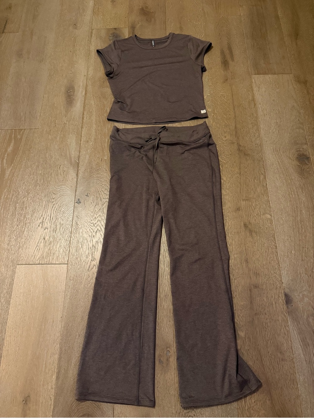 Vuori Two-Piece Set - Crop Tee & Drawstring Pants in Chia Heather